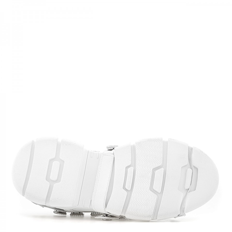 Białe buty sportowe na grubej podeszwie z cyrkoniami