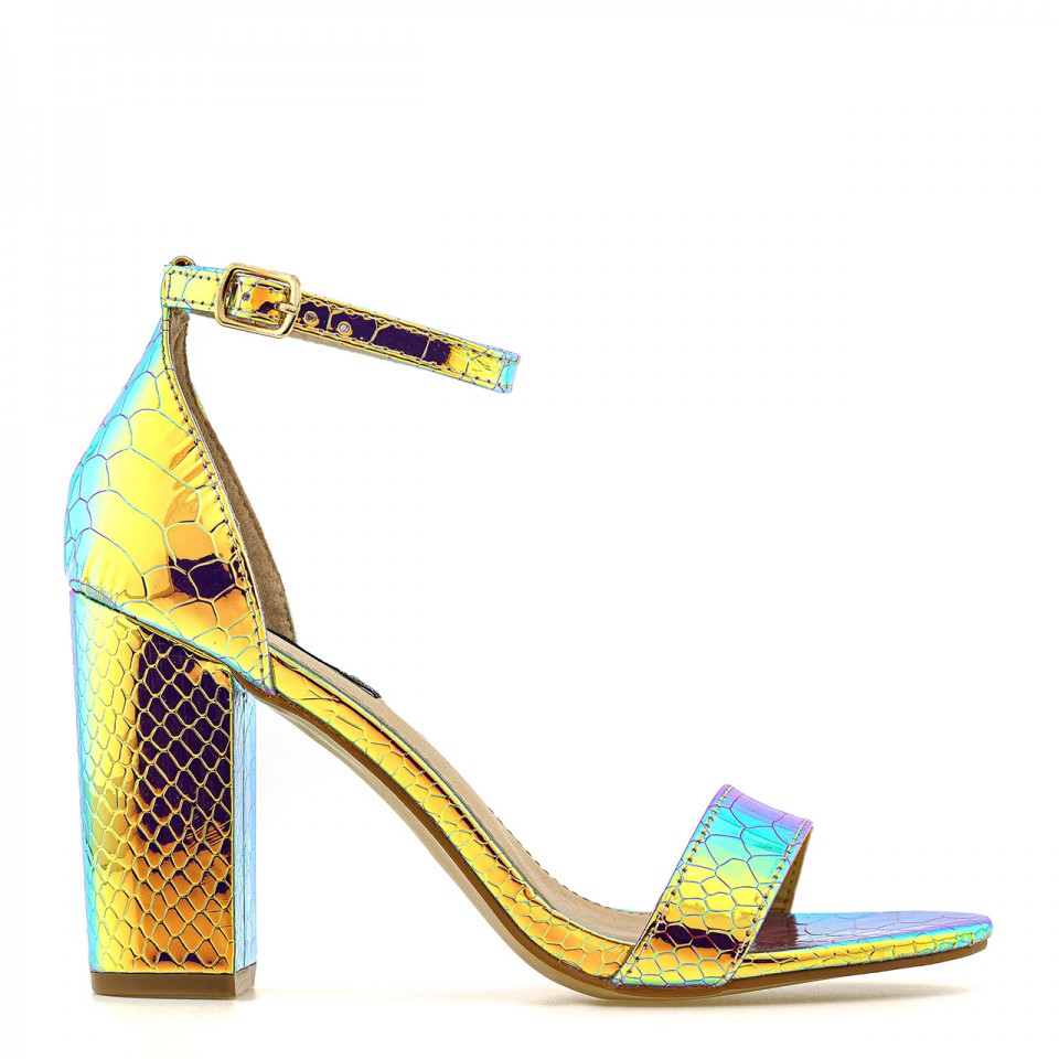 Benzynowo-złote sandały skórzane z wężowym wzorem na wysokim słupku