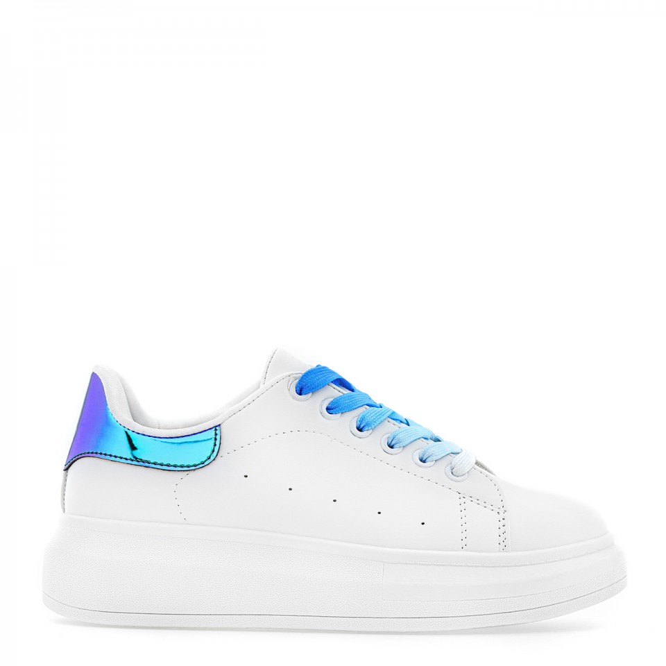 Białe sneakersy z niebieskim hologramowym zdobieniem na wysokiej podeszwie