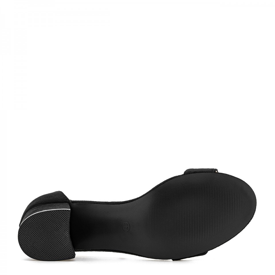 Czarne sandały zamszowe na niskim słupku zapinane wokół kostki