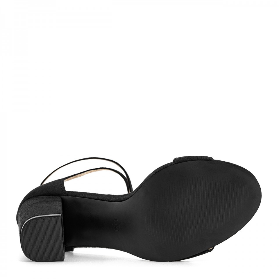 Czarne sandały zamszowe na wysokim słupku zapinane na przeplatany cienki pasek