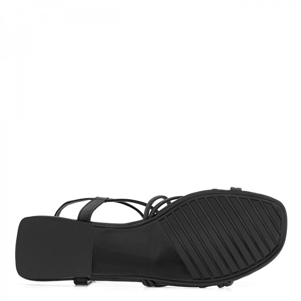 Czarne skórzane sandały z cienkimi rzemykami na płaskiej podeszwie