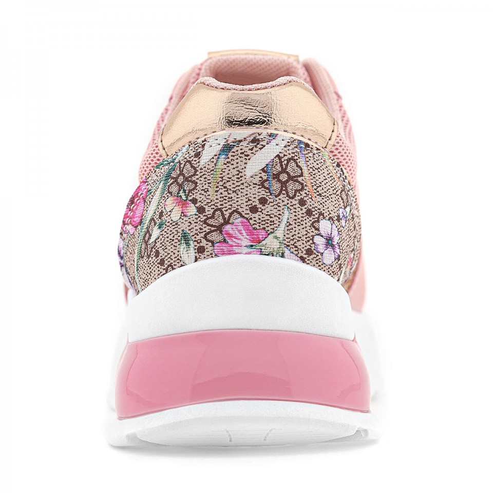 Różowe sneakersy z kwiatowym printem i złotymi wstawkami