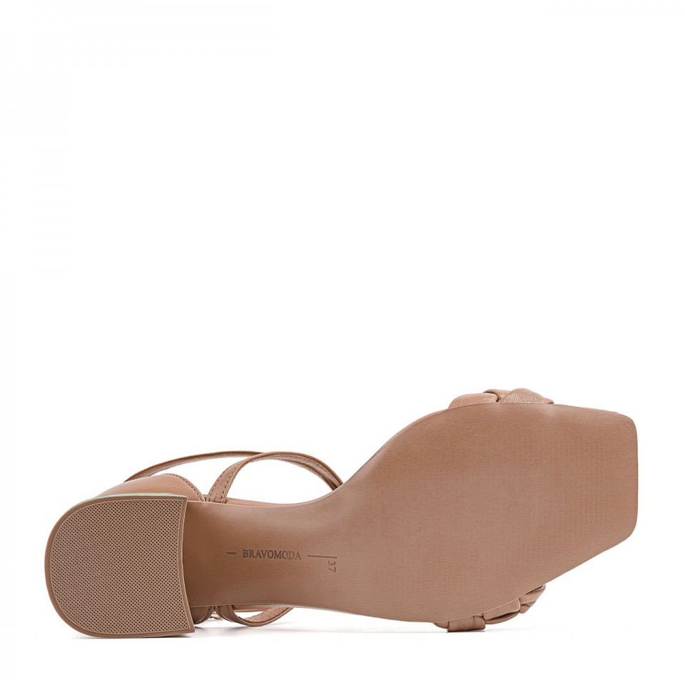 Jasnobrązowe sandały ze skóry na kolorowym słupku