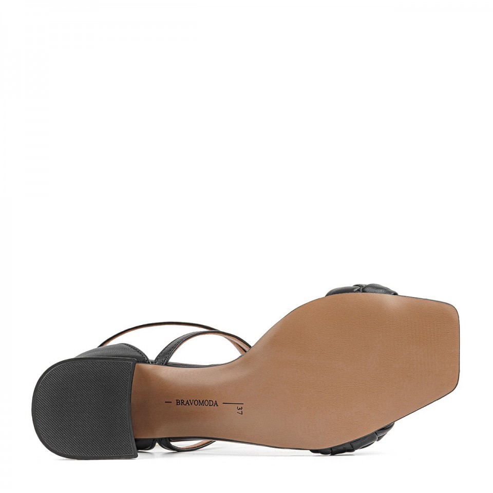 Czarne sandały z naturalnej skóry premium na niskim słupku zdobione warkoczem