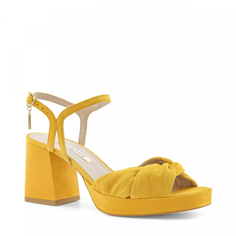 Żółte sandały z naturalnej skóry zamszowej na słupku i platformie