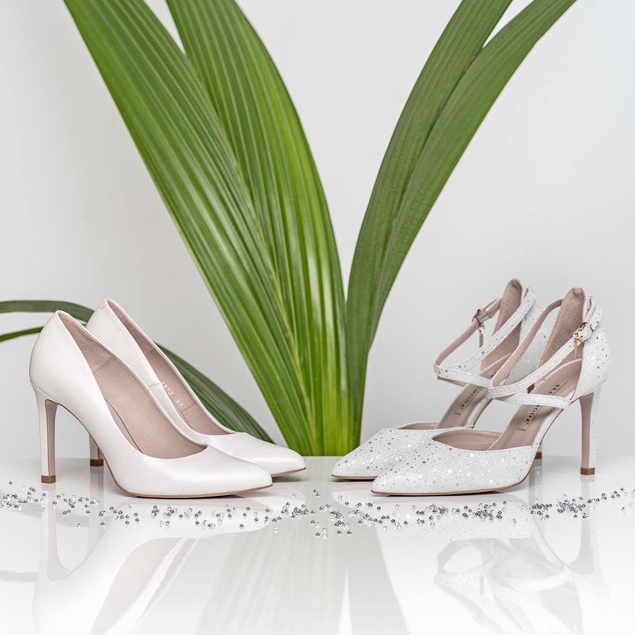 Damskie buty ślubne BRAVOMODA, białe i beżowe szpilki i czółenka na ślub i wesele